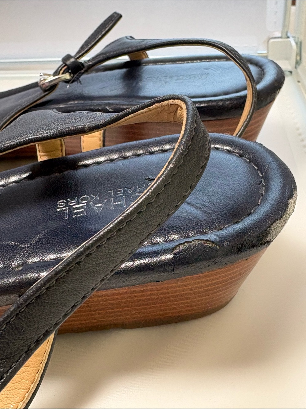 Michael Kors Navy Blue Leather Thong Sandals Women’s Size 10M Wedge Heel - Picture 11 of 14